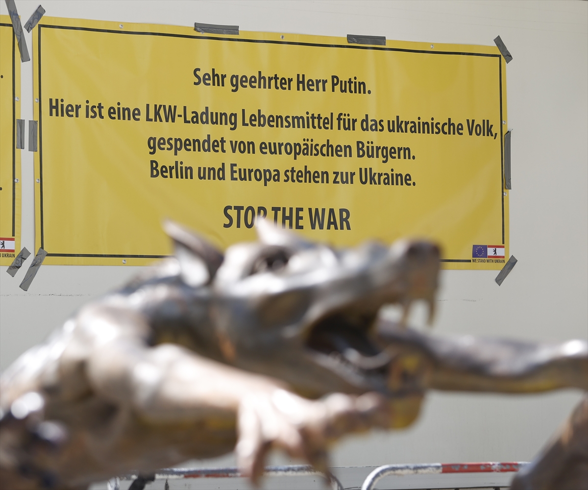 aa-20220426-27681287-27681281-alman-sanatci-opolka-kurt-adam-heykelleri-ile-rusyaukrayna-savasini-protesto-etti.jpg