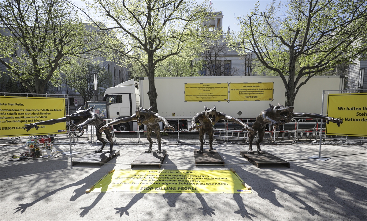 aa-20220426-27681287-27681284-alman-sanatci-opolka-kurt-adam-heykelleri-ile-rusyaukrayna-savasini-protesto-etti.jpg