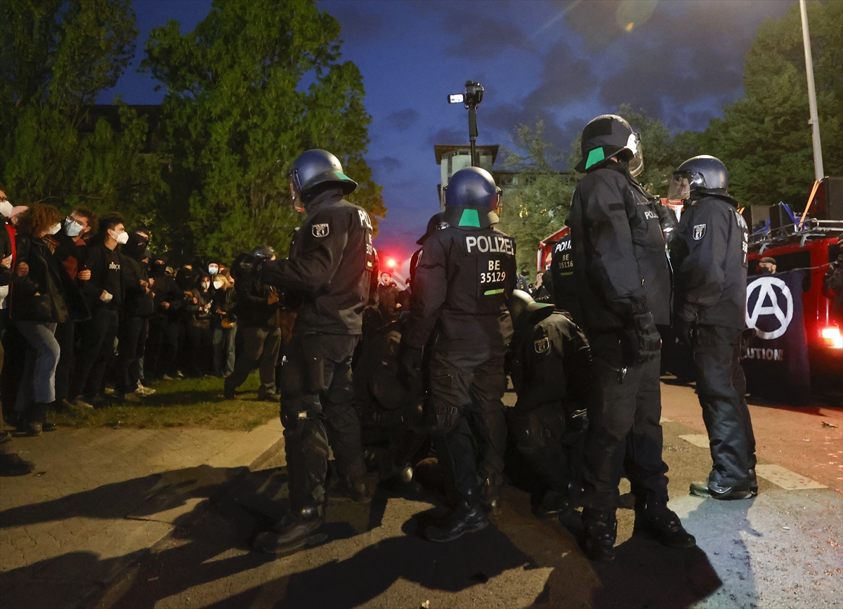 aa-20220501-27741267-27741256-almanyada-1-mayis-gosterisine-polis-mudahalesi.jpg