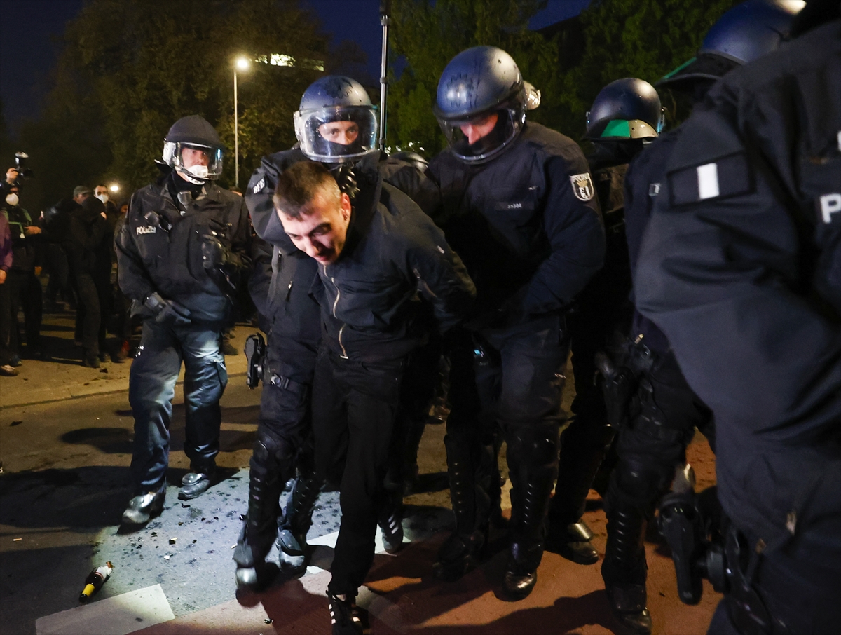 aa-20220501-27741267-27741257-almanyada-1-mayis-gosterisine-polis-mudahalesi.jpg