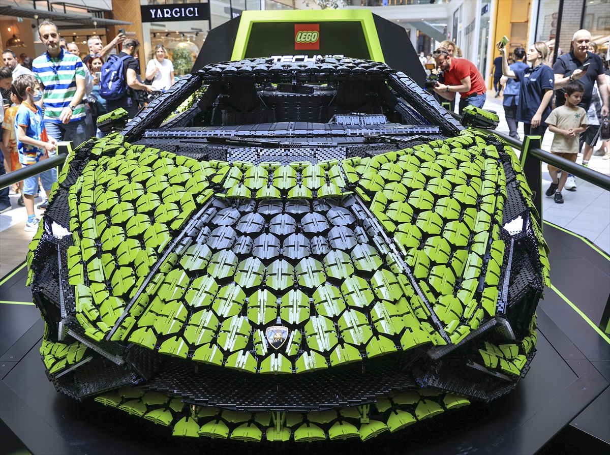aa-20220528-28004753-28004729-legonun-gercek-boyutlu-lamborghini-sian-fkp-37-modeli-istanbulda.jpg