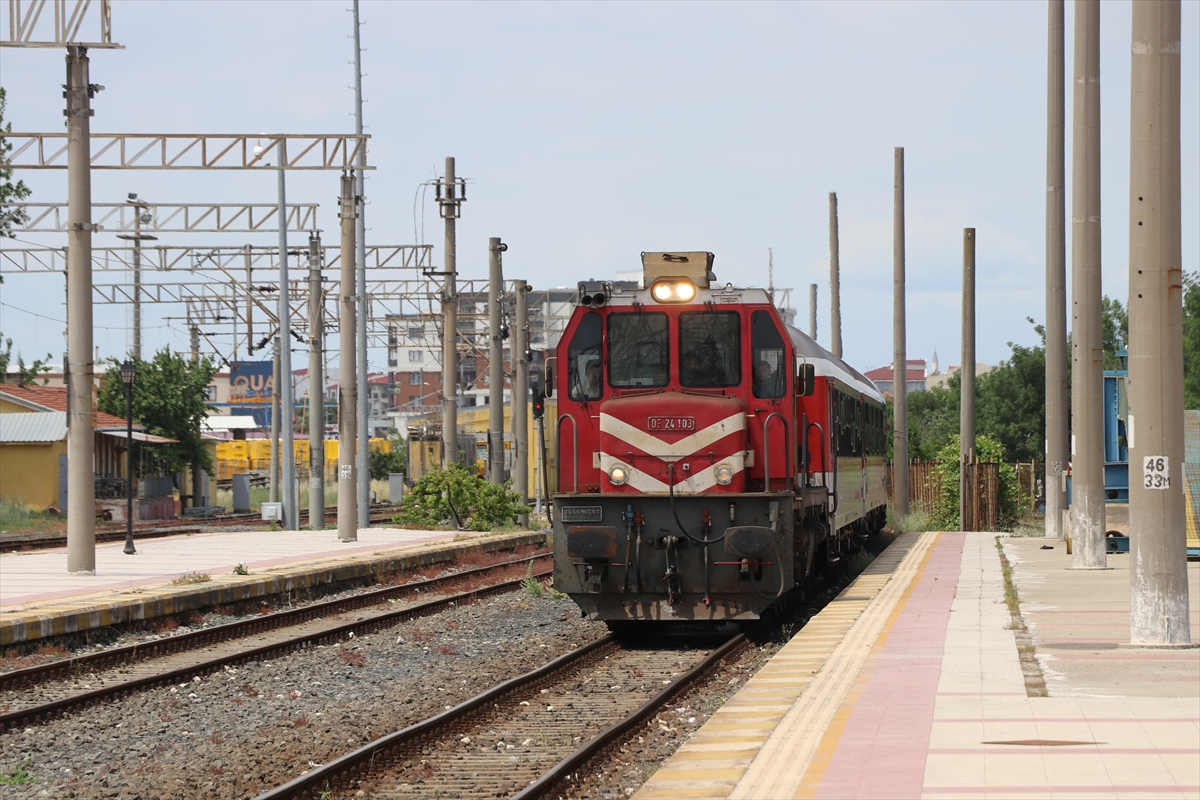 aa-20220606-28086611-28086599-gurbetciler-vagonlarina-otomobillerini-de-yukledikleri-trenle-turkiyeye-geliyor.jpg