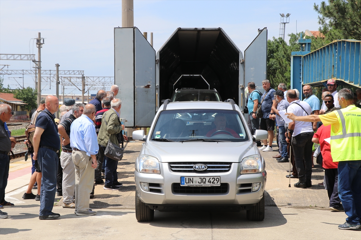 aa-20220606-28086611-28086601-gurbetciler-vagonlarina-otomobillerini-de-yukledikleri-trenle-turkiyeye-geliyor.jpg