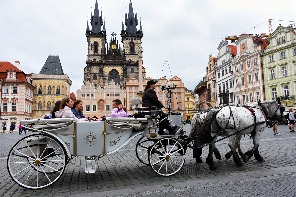 aa-20220618-28191124-28191095-orta-avrupada-zamanin-durdugu-sehir-prag.jpg