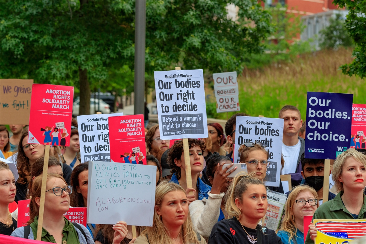 aa-20220624-28251745-28251729-ingilterede-kadinlar-abddeki-kurtaj-yasasini-protesto-etti.jpg