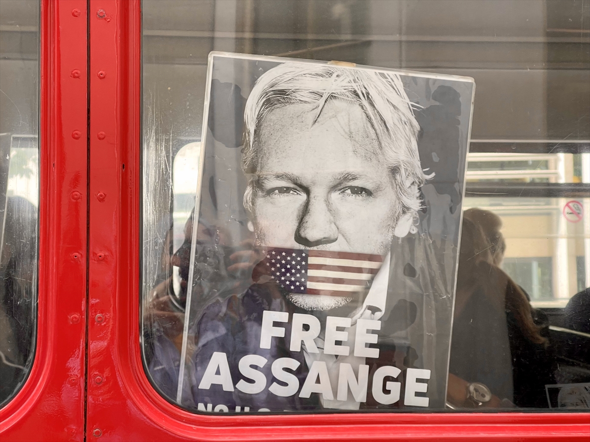 aa-20220701-28308801-28308794-wikileaks-kurucusu-assangein-abdye-iade-kararina-karsi-otobusle-protesto-duzenlendi.jpg