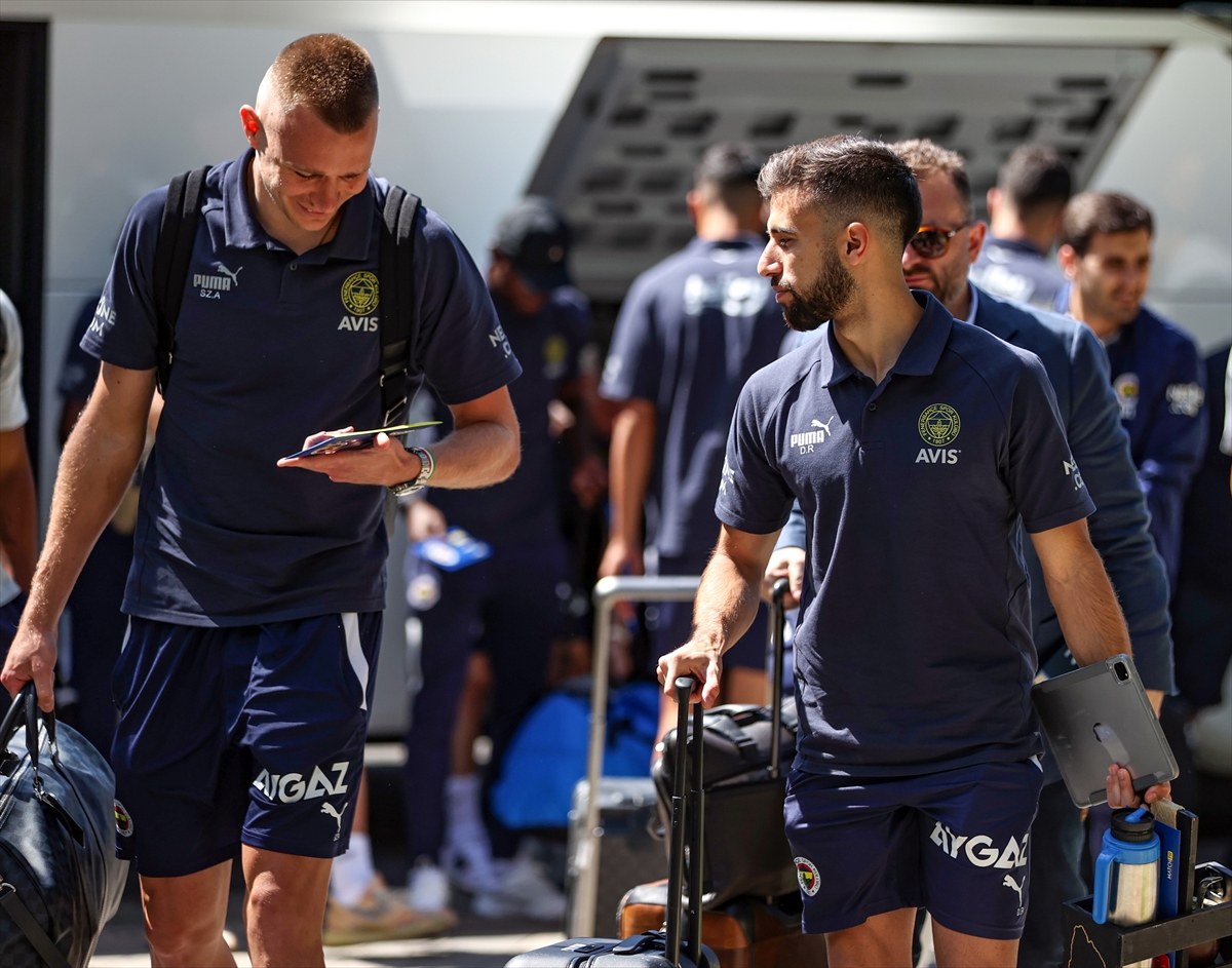 aa-20220701-28309929-28309903-fenerbahce-avusturyada-kamp-yapacagi-otele-ulasti.jpg