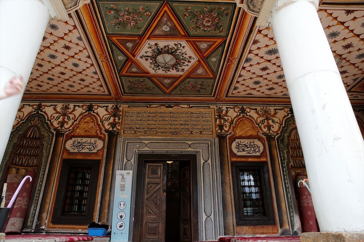 aa-20220716-28432829-28432823-kuzey-makedonyada-islemeleriyle-unlu-alaca-cami.jpg