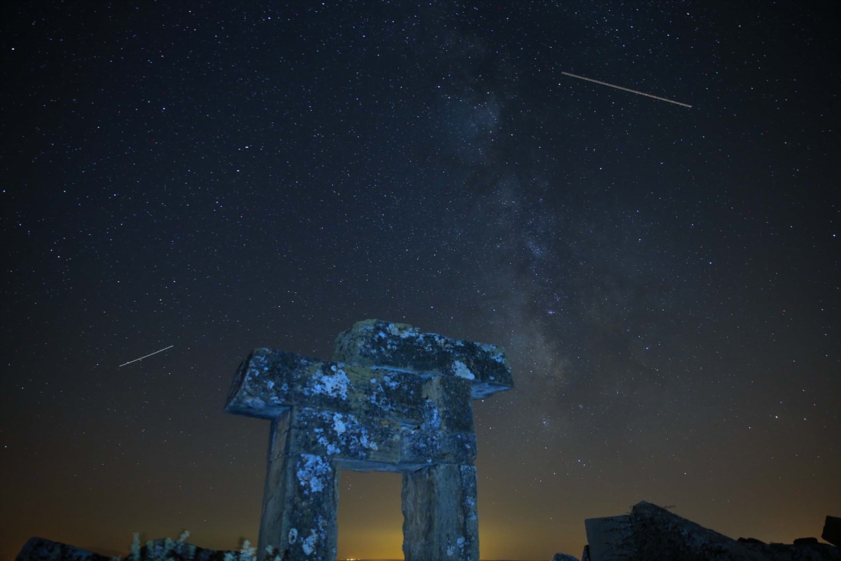aa-20220731-28541201-28541192-blaundos-antik-kenti-gece-fotograf-tutkunlarini-agirliyor.jpg