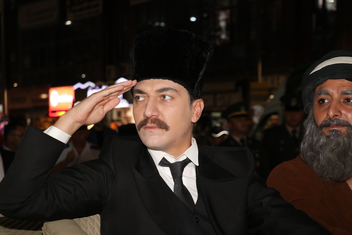 aa-20220902-28797823-28797815-buyuk-onder-mustafa-kemal-ataturkun-sivasa-gelisi-temsili-olarak-canlandirildi.jpg