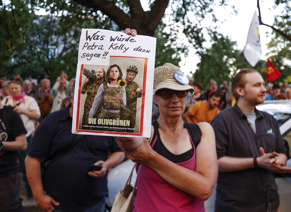 aa-20220905-28819938-28819929-almanyada-hukumetin-ukrayna-politikasi-protesto-edildi.jpg