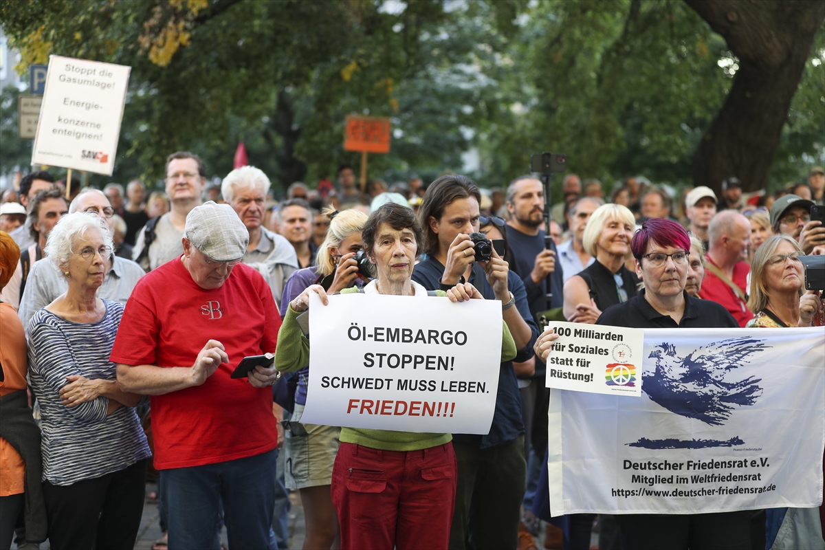 aa-20220905-28819938-28819931-almanyada-hukumetin-ukrayna-politikasi-protesto-edildi.jpg