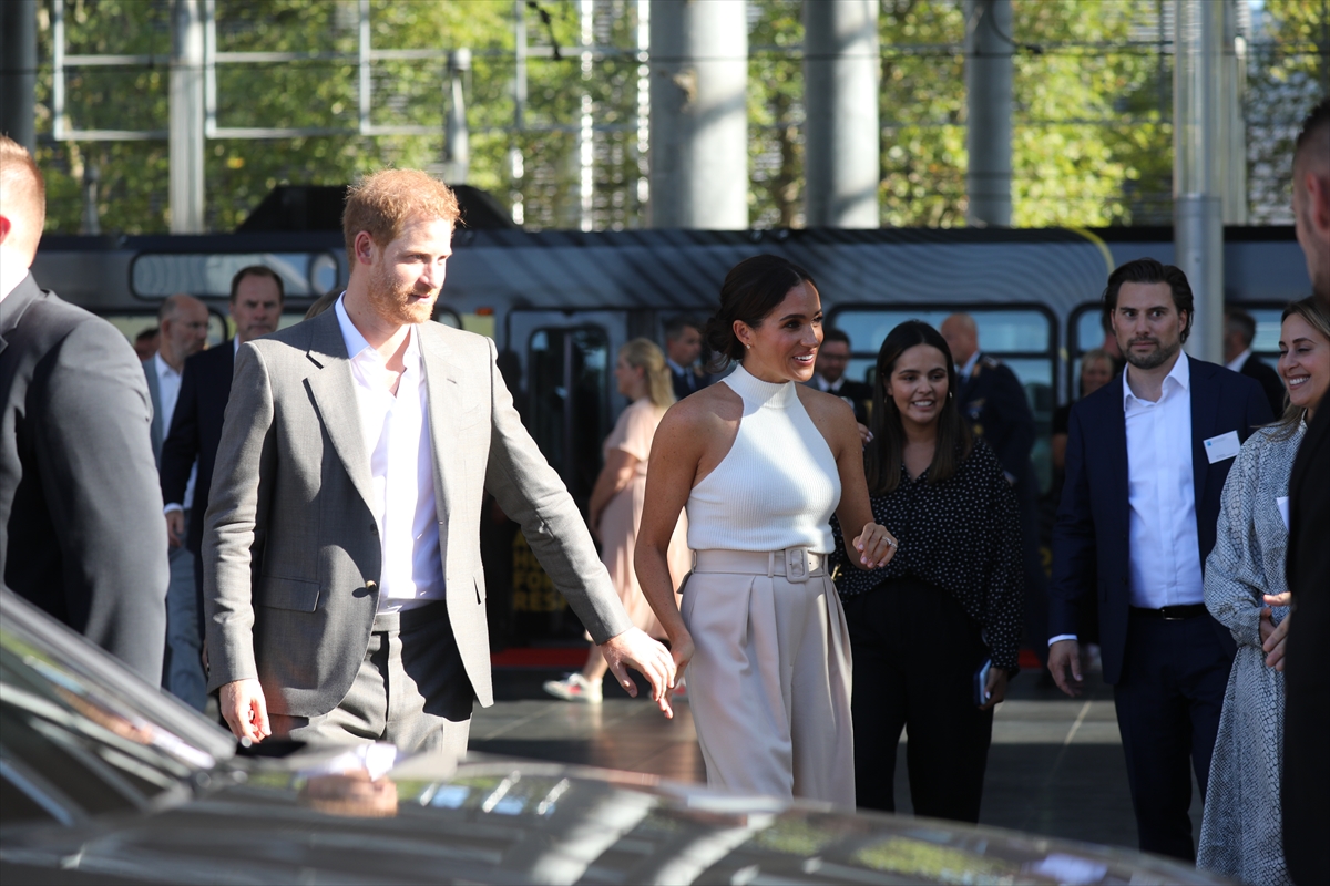 aa-20220906-28828517-28828512-prens-harry-ile-esi-meghan-markle-dusseldorfta-ilgiyle-karsilandi.jpg