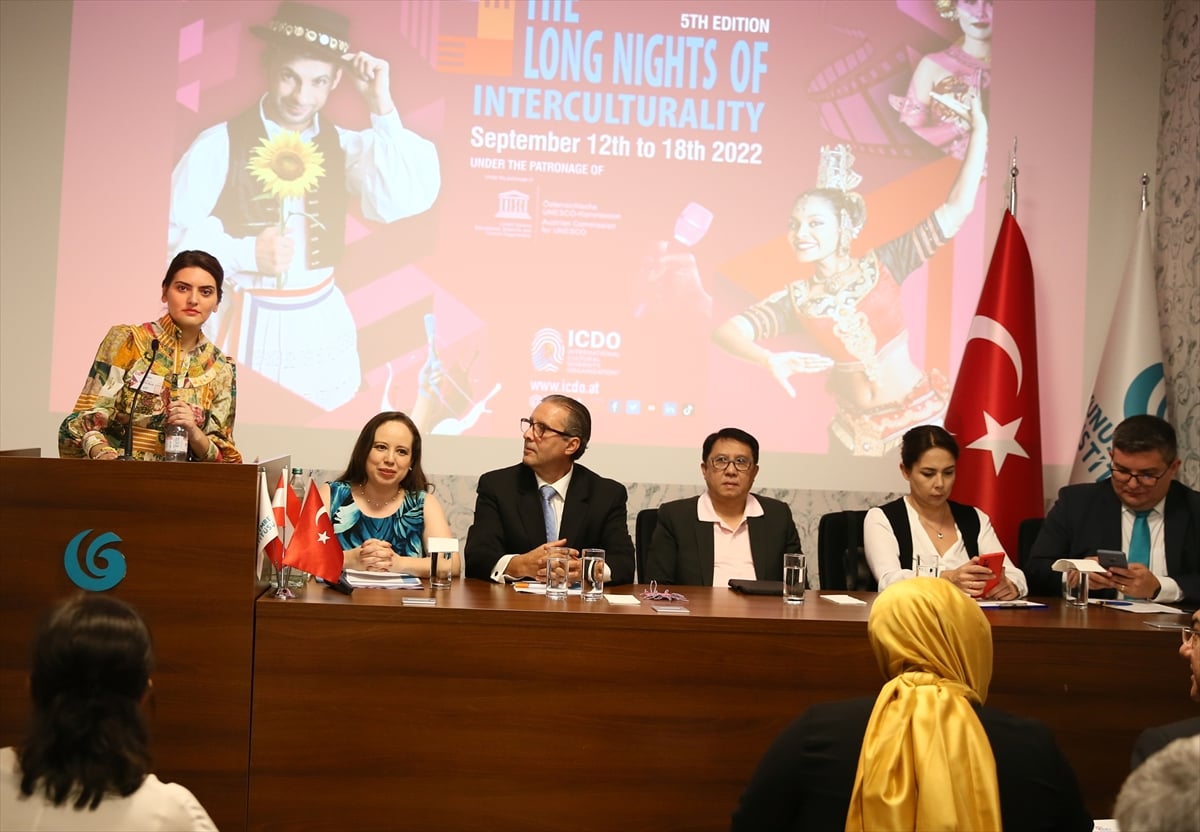 aa-20220914-28898816-28898809-viyana-yunus-emre-enstitusunde-20-ulkeden-38-sanatcinin-eserleri-sergilendi.jpg