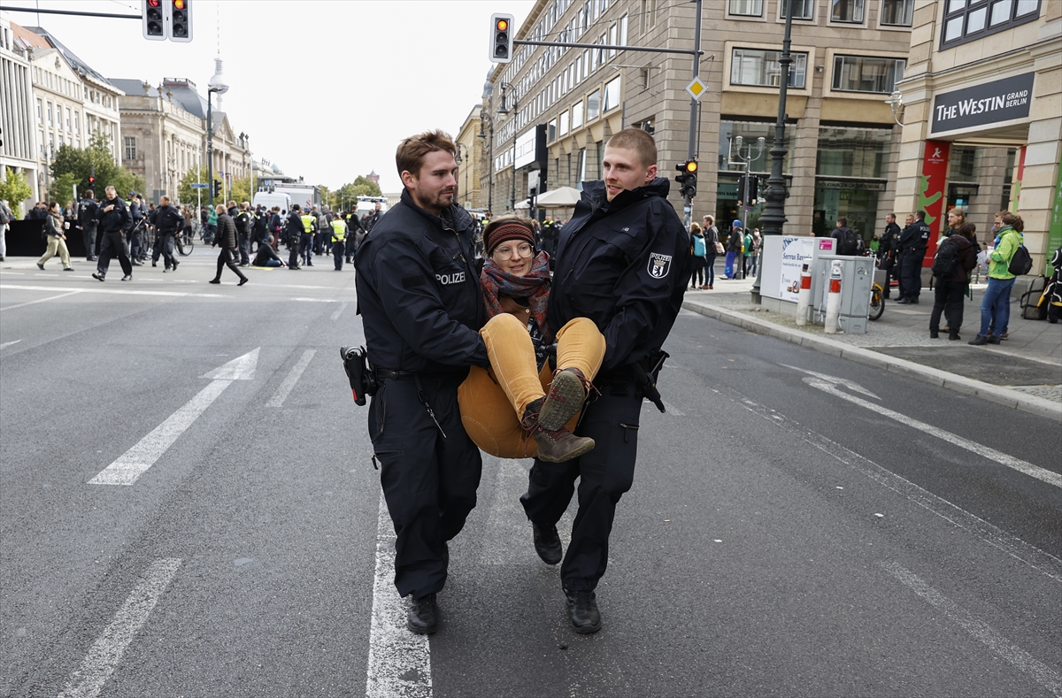 aa-20220919-28939756-28939725-berlinde-cevreciler-hukumetin-iklim-politikasini-protesto-etti.jpg