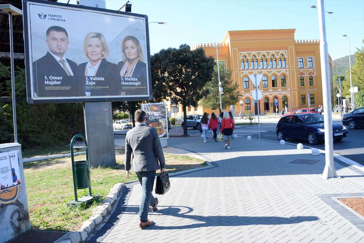 aa-20220927-29000370-29000364-bosna-hersekteki-secim-yaklasirken-sokaklari-aday-ve-parti-afisleri-kapladi.jpg