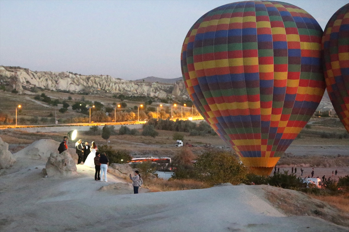 aa-20221002-29046788-29046771-kapadokyada-vadi-kanyon-ve-yamaclar-fotograf-cektirenlere-dogal-dekor-oluyor.jpg