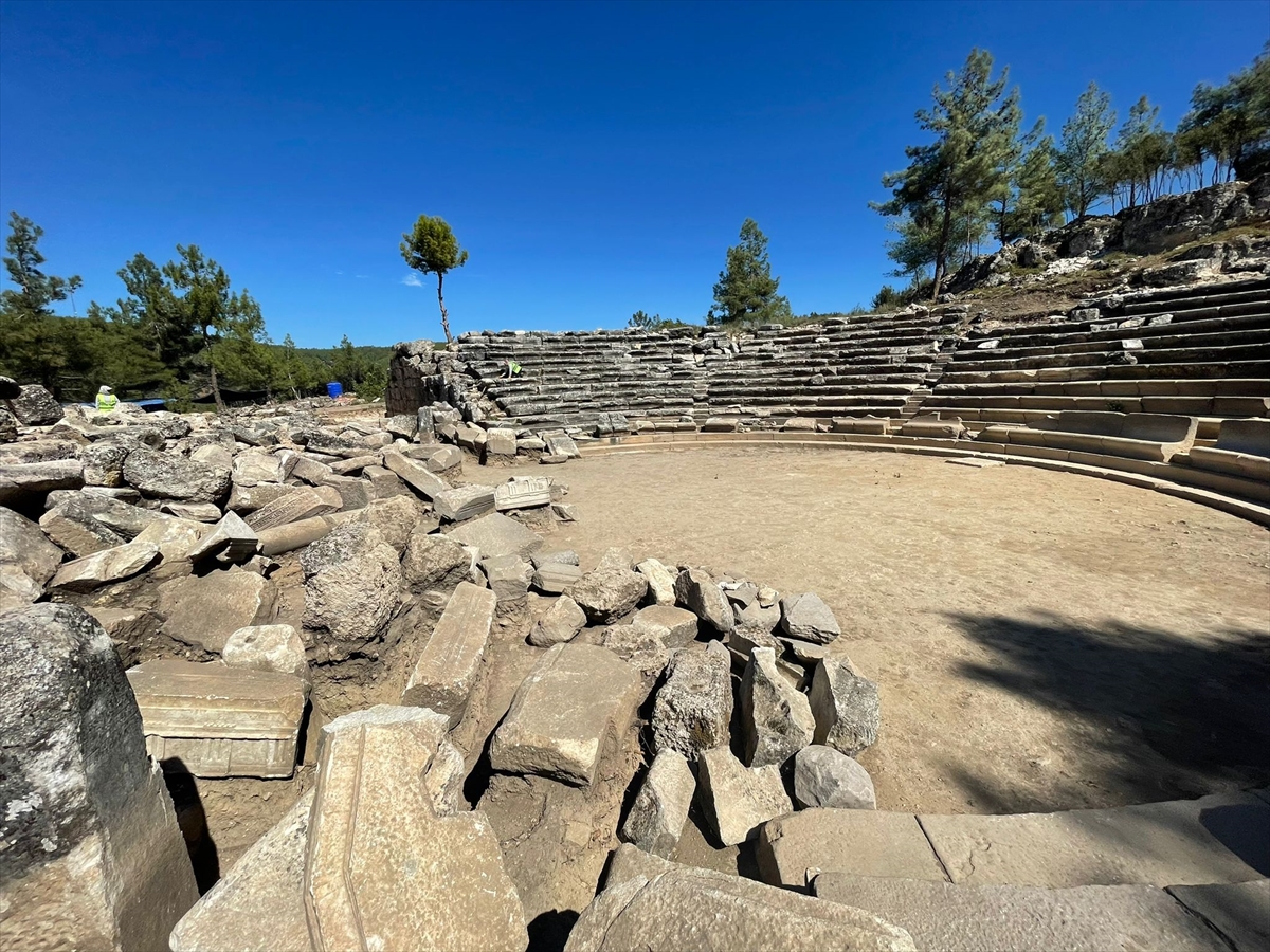 aa-20221002-29047028-29047021-hyllarima-antik-kentindeki-tiyatro-ve-tumulus-turizme-kazandirildi.jpg