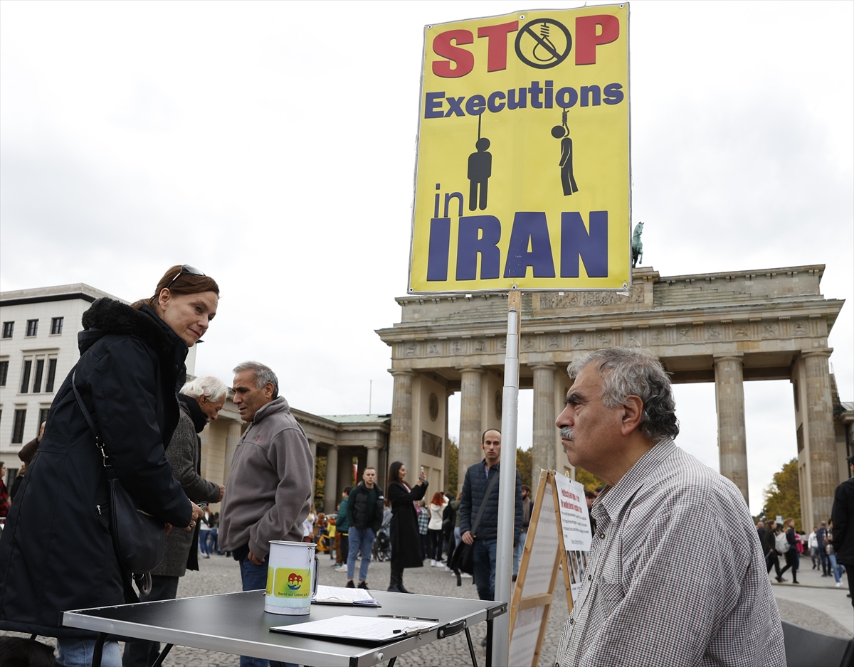 aa-20221015-29166168-29166155-iranli-mahsa-emininin-olumu-almanyada-protesto-edildi.jpg