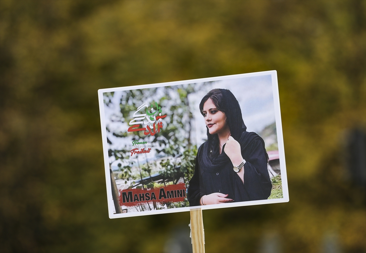 aa-20221015-29166168-29166162-iranli-mahsa-emininin-olumu-almanyada-protesto-edildi.jpg