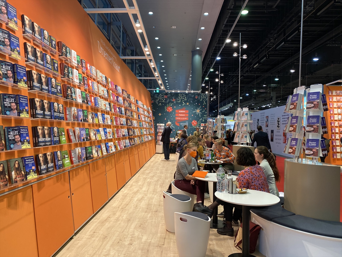 aa-20221023-29227696-29227678-turk-yayincilar-74-uluslararasi-frankfurt-kitap-fuarini-degerlendirdi.jpg