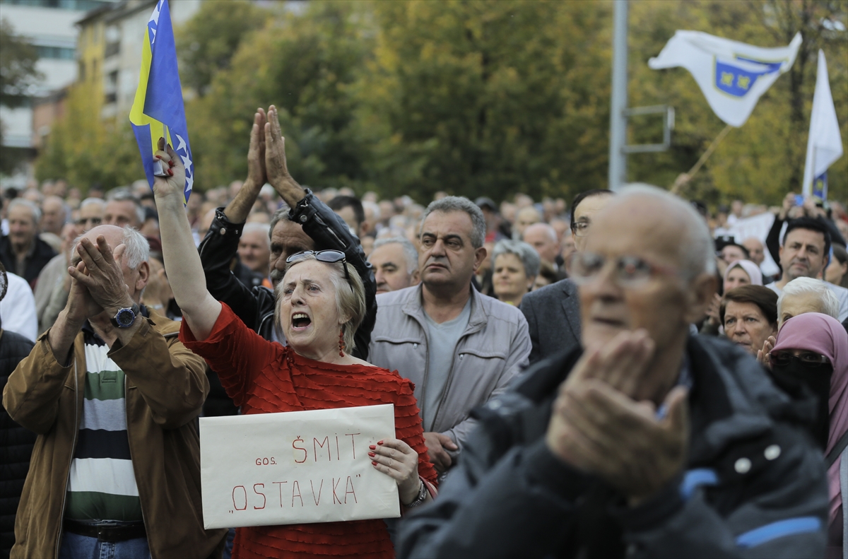 aa-20221024-29240005-29240001-bosna-hersekte-yuksek-temsilci-aleyhine-gosteri-duzenlendi.jpg