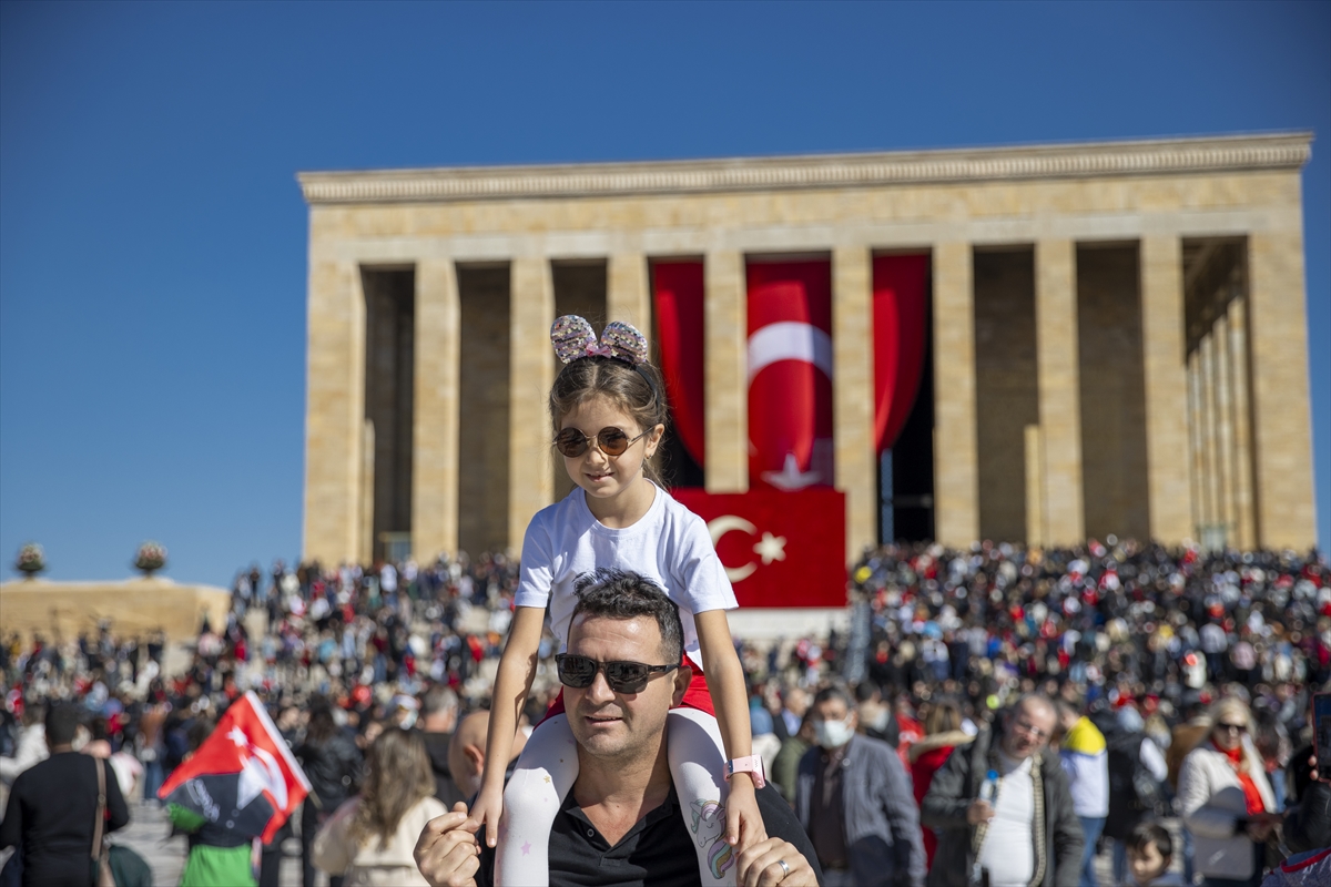 aa-20221029-29288645-29288643-anitkabirde-29-ekim-cumhuriyet-bayrami-coskusu.jpg