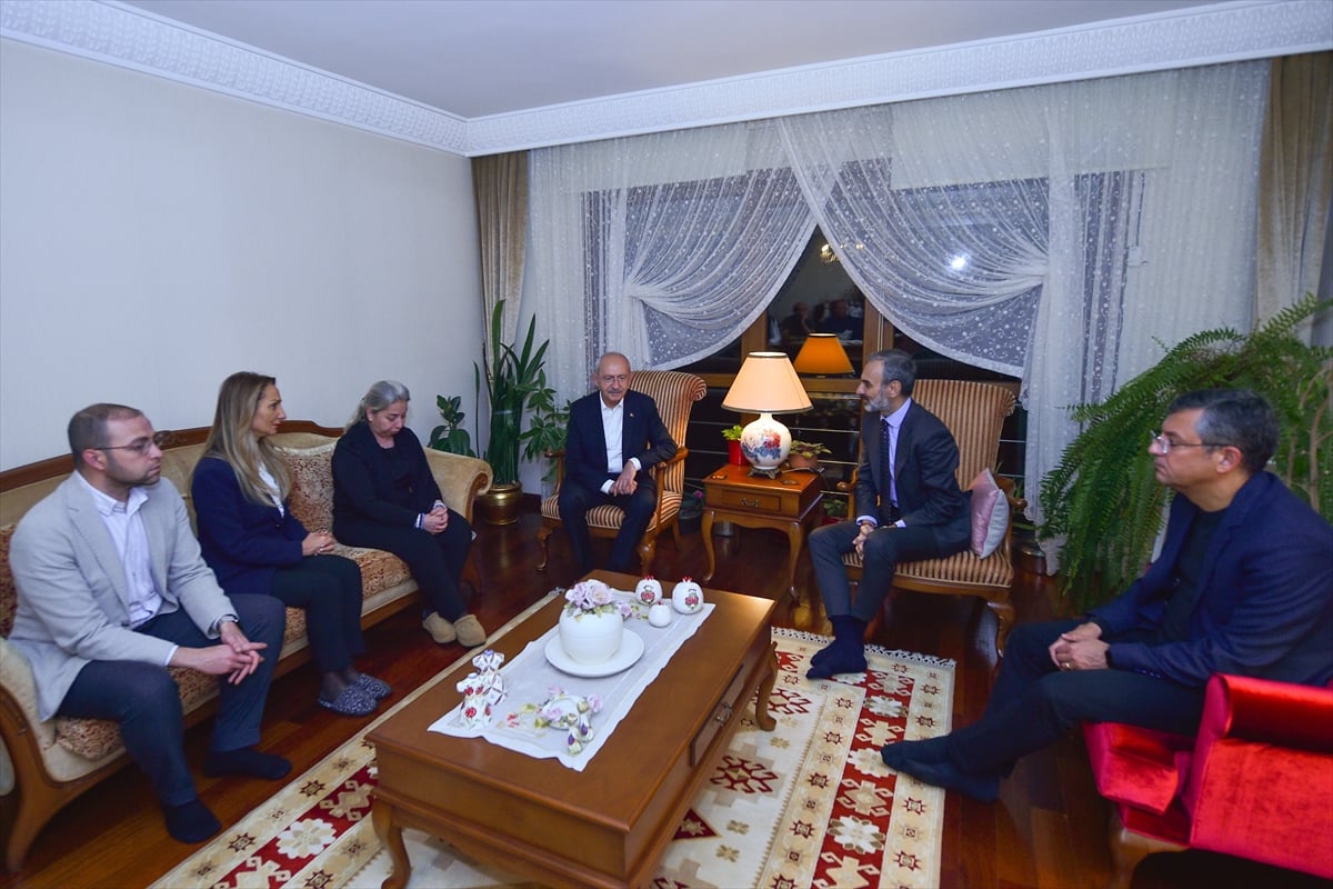aa-20221107-29376442-29376439-kilicdaroglu-gazeteci-tulay-unal-octene-taziye-ziyaretinde-bulundu.jpg
