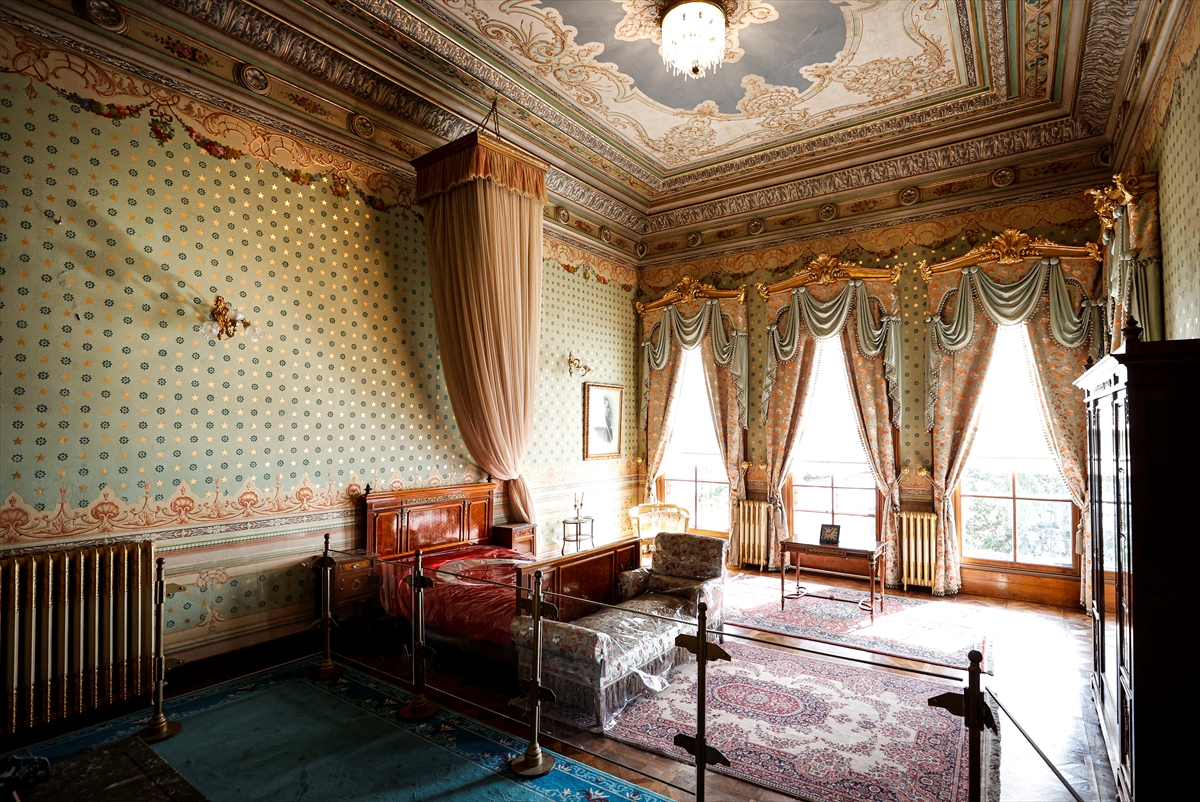 aa-20221108-29382646-29382634-dolmabahce-sarayi-on-binlerin-ziyaretine-hazir.jpg