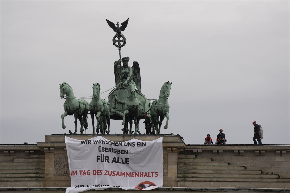 aa-20221109-29392183-29392182-iklim-aktivistleri-brandenburg-kapisinda-gosteri-yapti.jpg