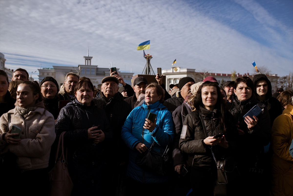 aa-20221114-29441343-29441310-rus-guclerinin-cekildigi-hersonda-ukraynalilar-kutlama-yapiyor.jpg