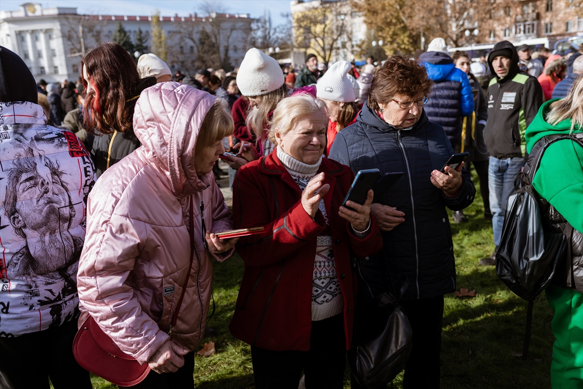 aa-20221114-29441343-29441337-rus-guclerinin-cekildigi-hersonda-ukraynalilar-kutlama-yapiyor.jpg