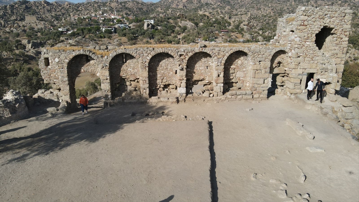 aa-20221127-29563465-29563452-herakleia-antik-kentinde-yurutulen-kazilarda-mentese-beyligi-donemi-yapilari-ortaya-cikarildi.jpg