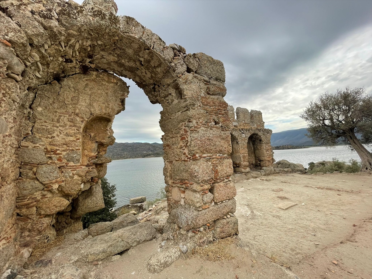aa-20221127-29563465-29563456-herakleia-antik-kentinde-yurutulen-kazilarda-mentese-beyligi-donemi-yapilari-ortaya-cikarildi.jpg