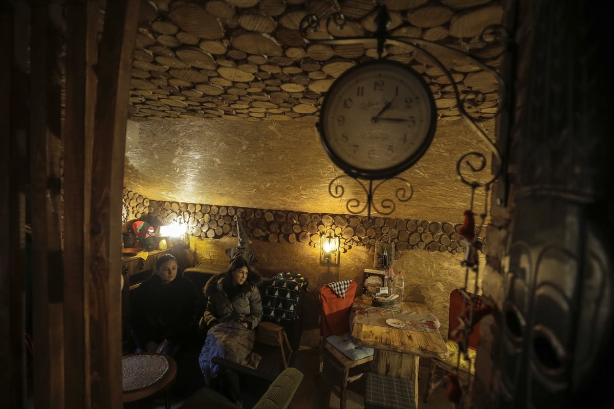 aa-20221218-29769033-29769017-bosnali-kiz-kardesler-her-biri-farkli-dekore-edilen-hobbit-evleri-insa-ediyor.jpg
