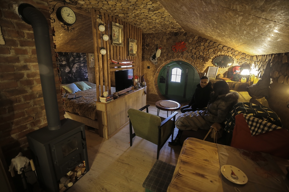 aa-20221218-29769033-29769031-bosnali-kiz-kardesler-her-biri-farkli-dekore-edilen-hobbit-evleri-insa-ediyor.jpg