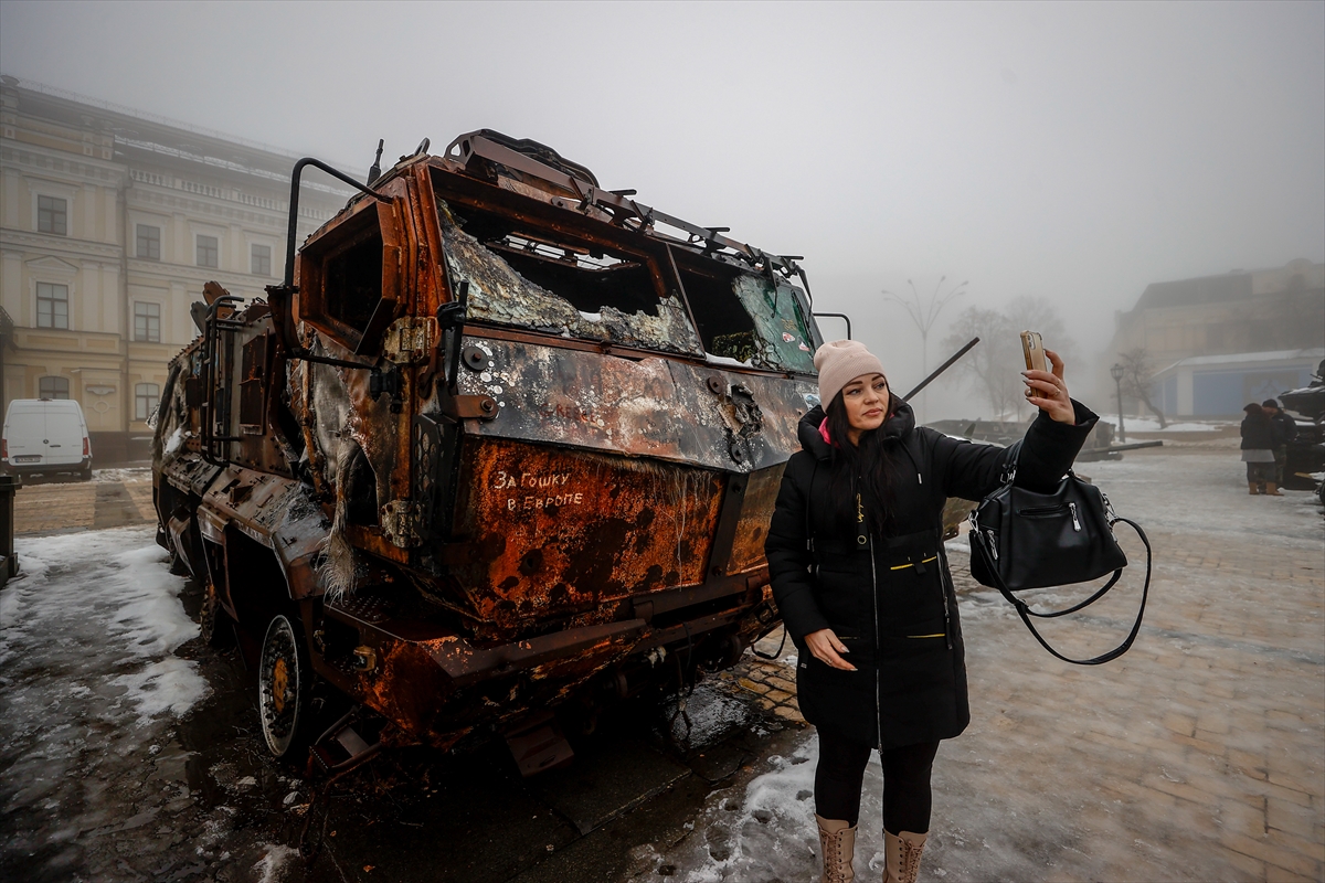 aa-20221219-29781274-29781266-ukrayna-ordusunca-ele-gecirilen-rus-tanklari-baskent-kievdeki-meydanlarda-sergileniyor.jpg