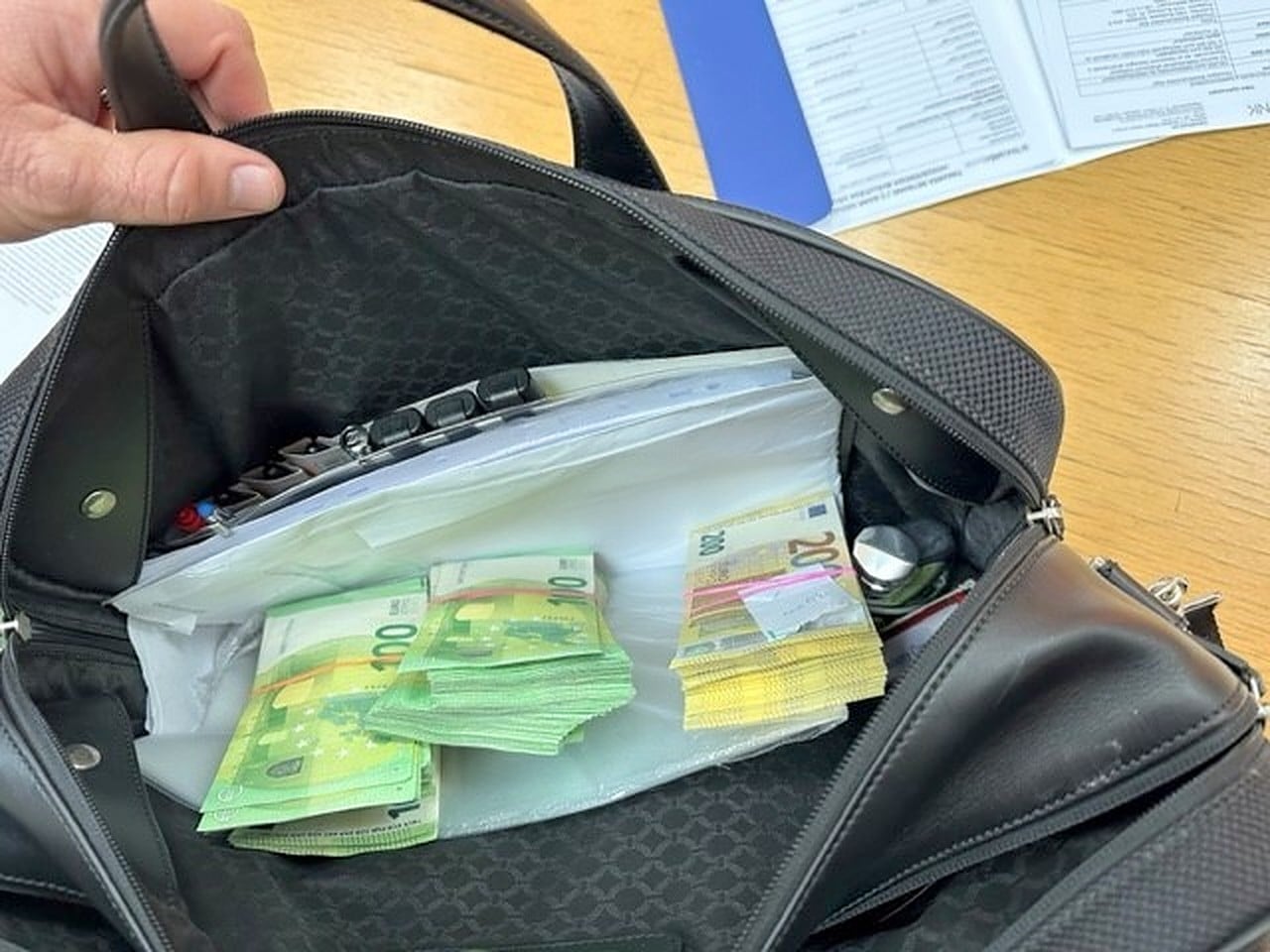 deo-novca-u-torbi-za-laptop-v1.jpg