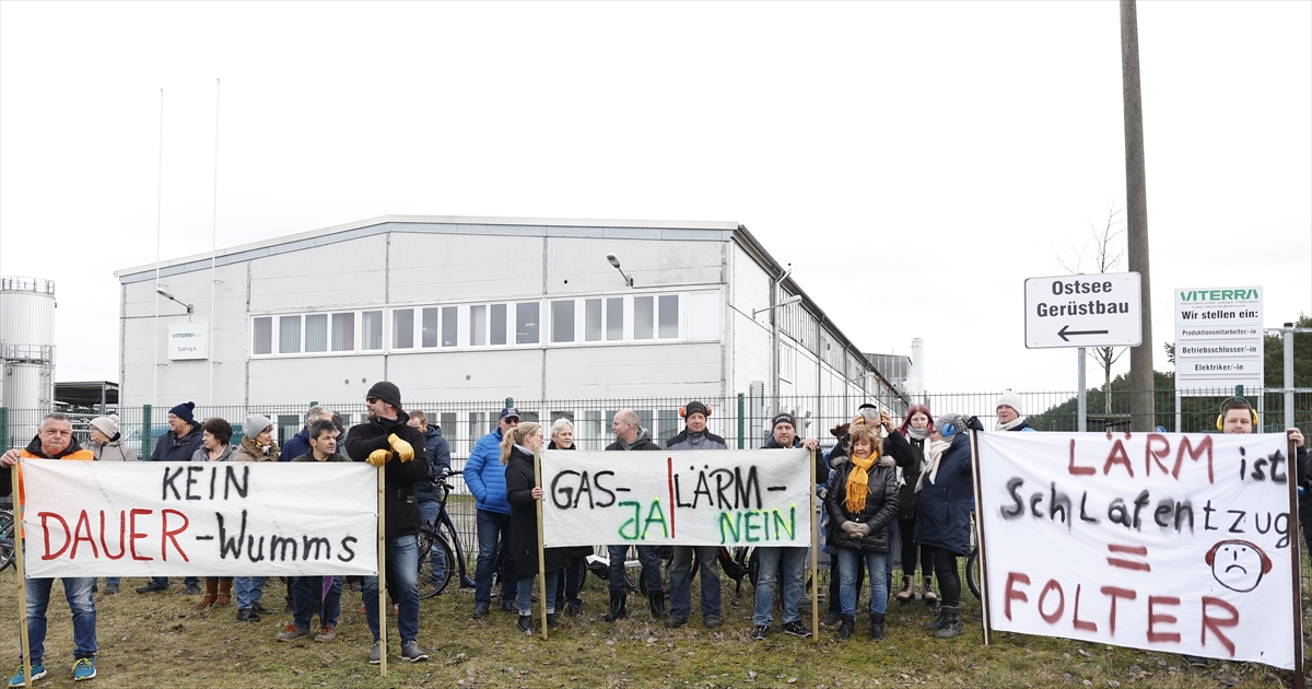 aa-20230114-29989879-29989875-almanyanin-lng-yuklu-ilk-gemisinin-resmi-acilis-toreni-oncesinde-protesto-duzenlendi.jpg
