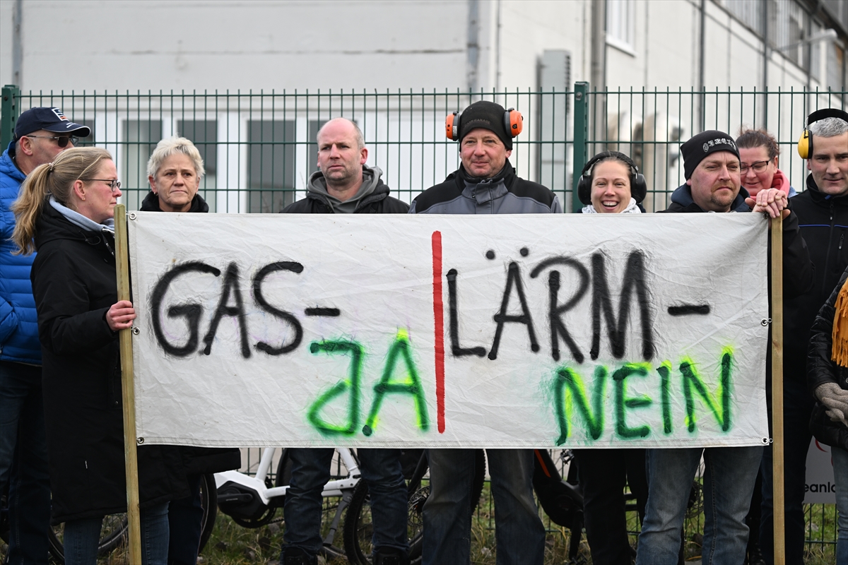 aa-20230114-29989879-29989878-almanyanin-lng-yuklu-ilk-gemisinin-resmi-acilis-toreni-oncesinde-protesto-duzenlendi.jpg