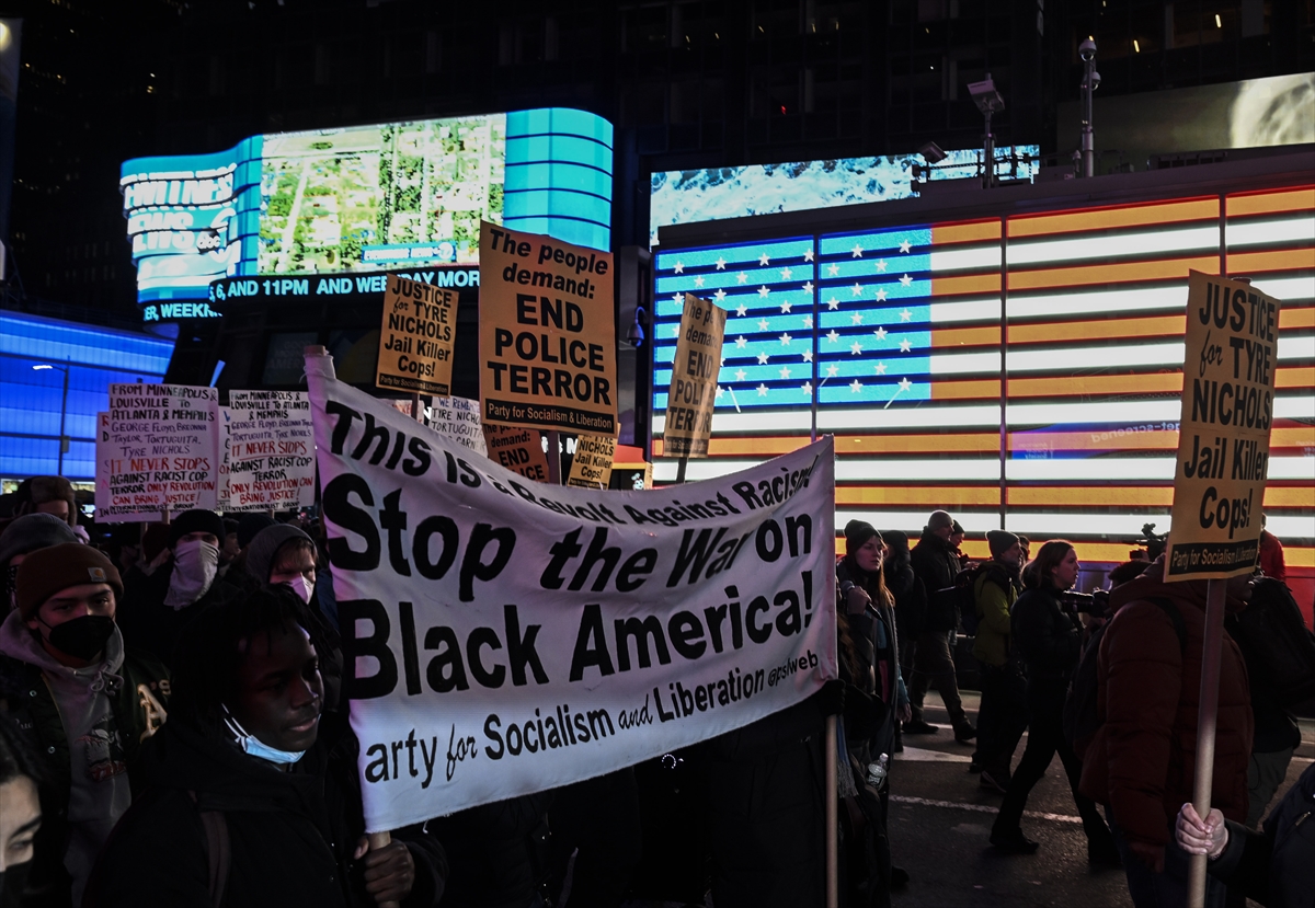aa-20230128-30108401-30108387-polis-siddeti-sonucu-hayatini-kaybeden-tyre-nichols-icin-times-meydaninda-protesto-duzenlendi.jpg