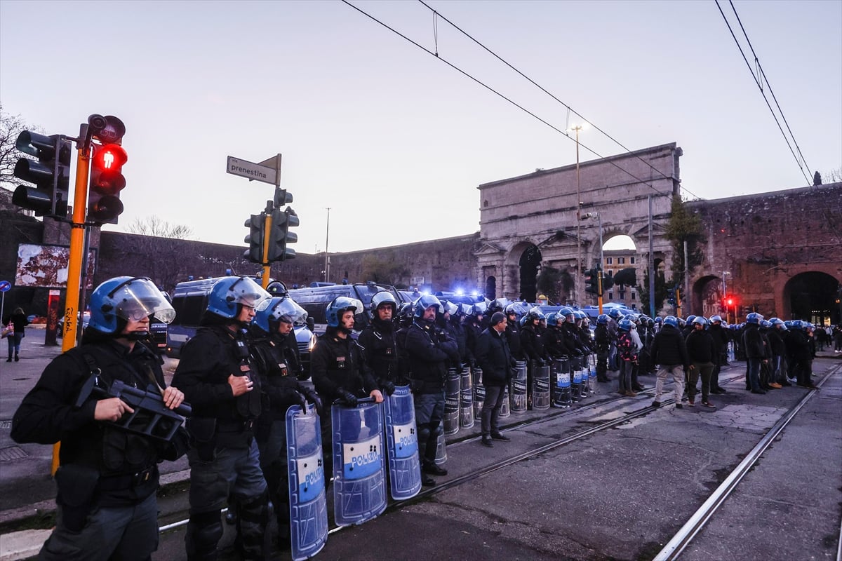 aa-20230204-30175149-30175139-italyada-aclik-grevi-yapan-anarsist-mahkum-icin-protesto-yuruyusleri-yapildi.jpg