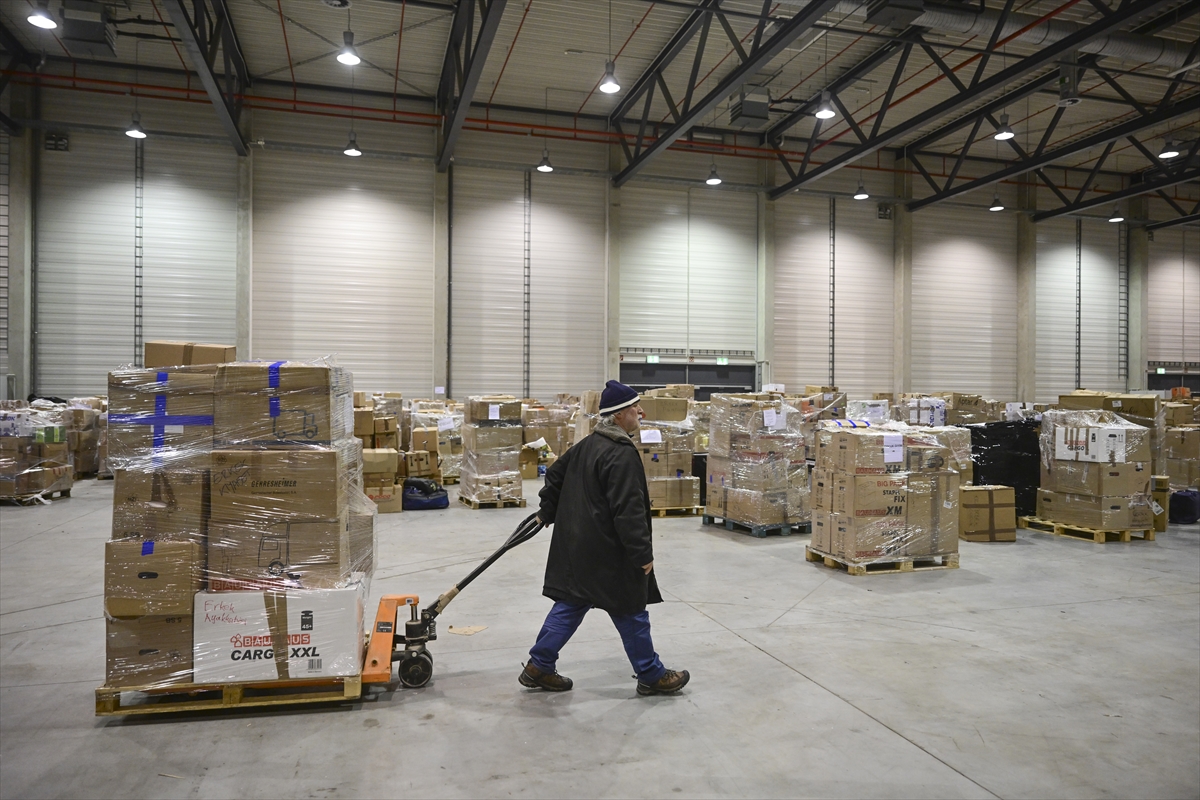 aa-20230209-30234049-30234043-berlinden-deprem-bolgesine-yardim.jpg
