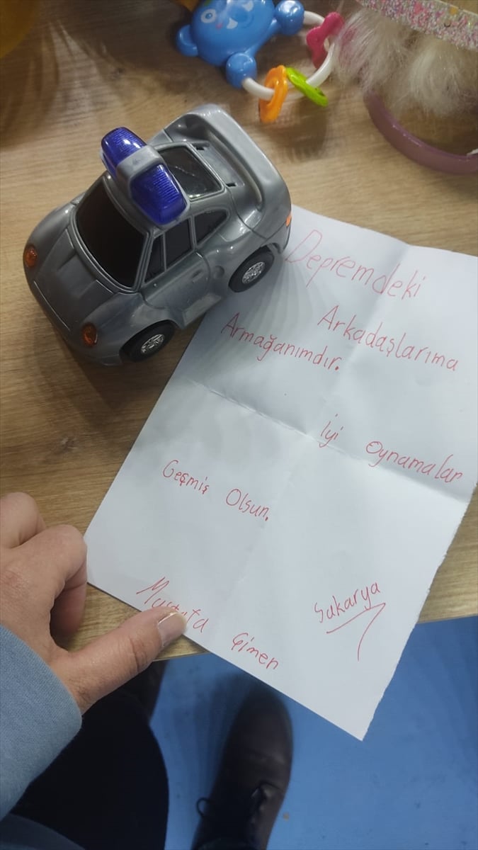 aa-20230210-30252540-30252539-sakaryadan-deprem-bolgesine-oyuncak-gonderen-cocuklarin-notlari-duygulandiriyor.jpg