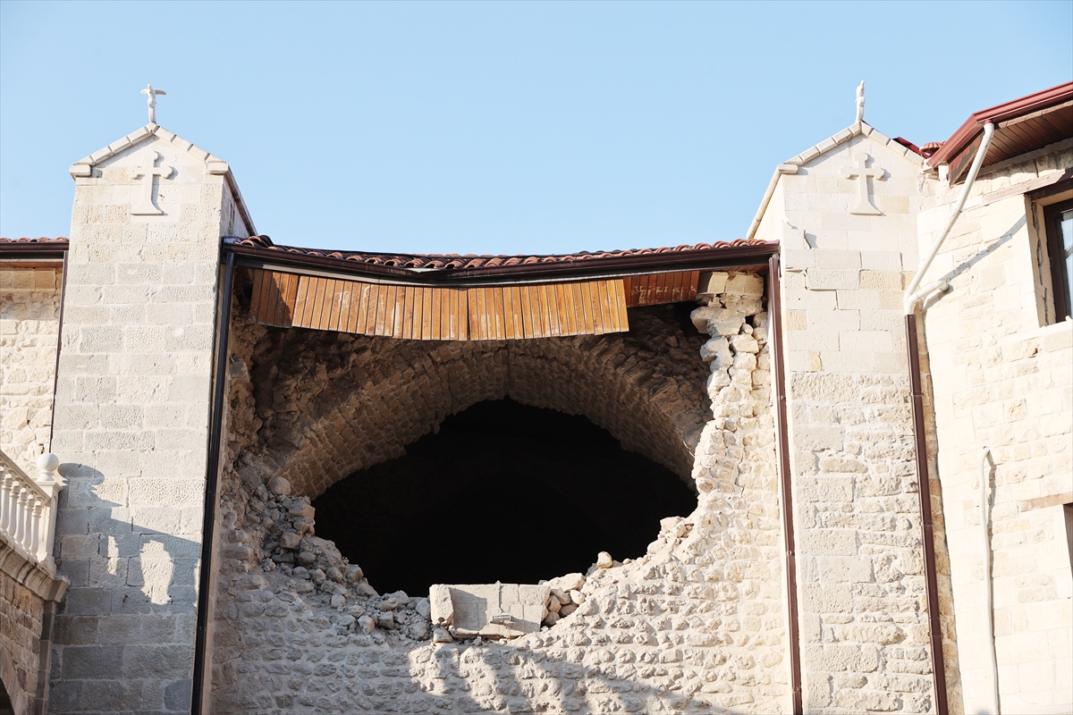 aa-20230212-30285257-30285253-hataydaki-tarihi-aziz-georgios-rum-ortodoks-kilisesi-de-depremlerde-hasar-gordu.jpg