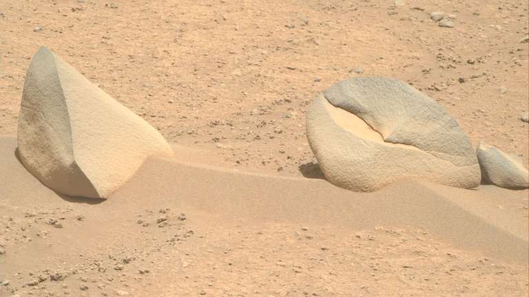 32632837-auf-diesem-bild-vom-18-august-2023-sind-zwei-steine-auf-dem-mars-zu-sehen-die-menschliche-betrachter-an-eine-haifisch-flosse-und-eine-krebsschere-1x70.jpg
