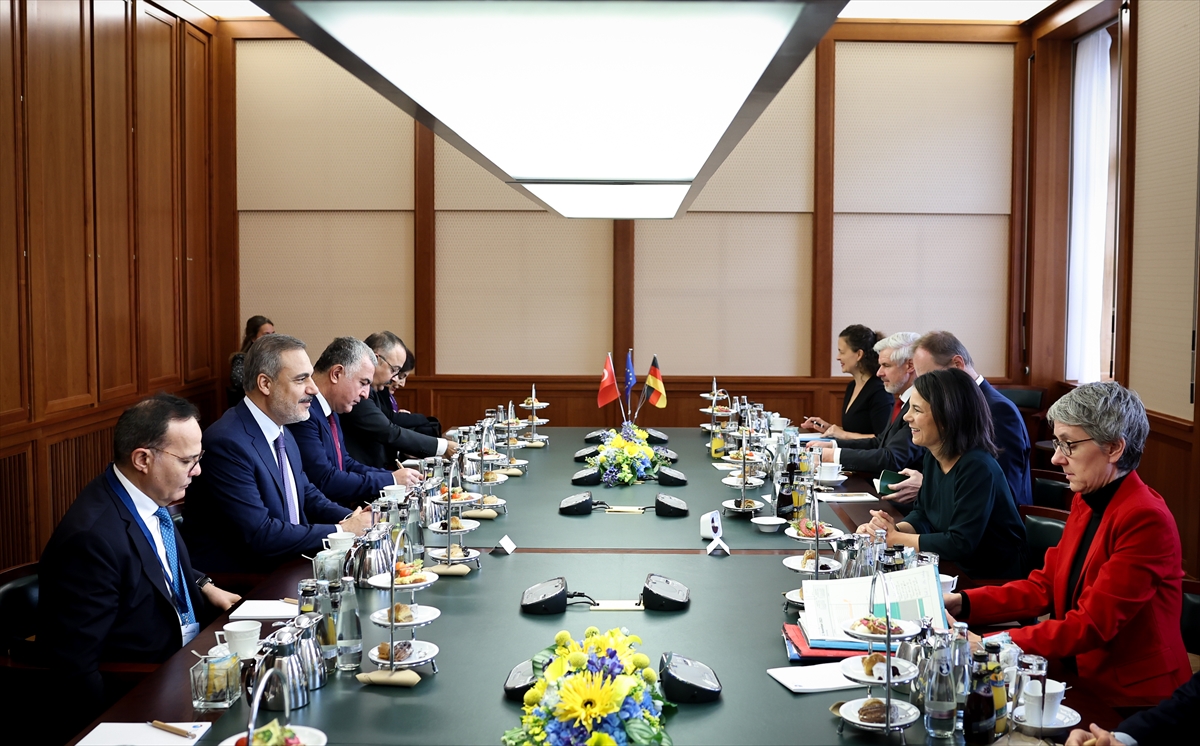 aa-20231102-32611938-32611936-disisleri-bakani-hakan-fidan-berlinde.jpg