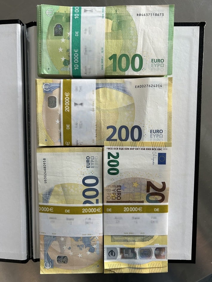 hza-s-70-000-euro-in-umfunktioniertem-notizbuch-versteckt-zoll-leitet-bu-geldverfahren-ein.jpg