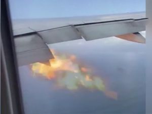 347 yolcuyu taşıyan uçak havada alev aldı
